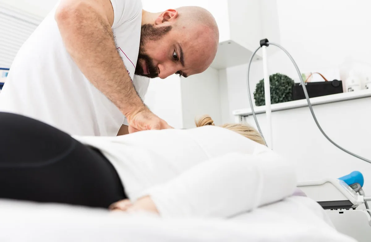Fysioterapeut i behandling med pasient hos Nordbyklinikken